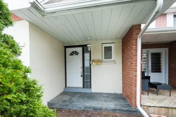 87 Carisbrooke CT #87, Brampton, ON L6S 3K1