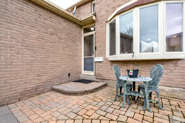 15 Gardiner DR, Ajax, ON L1S 5Z1