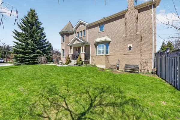 255 Denise CIR, Newmarket, ON L3X 2K1