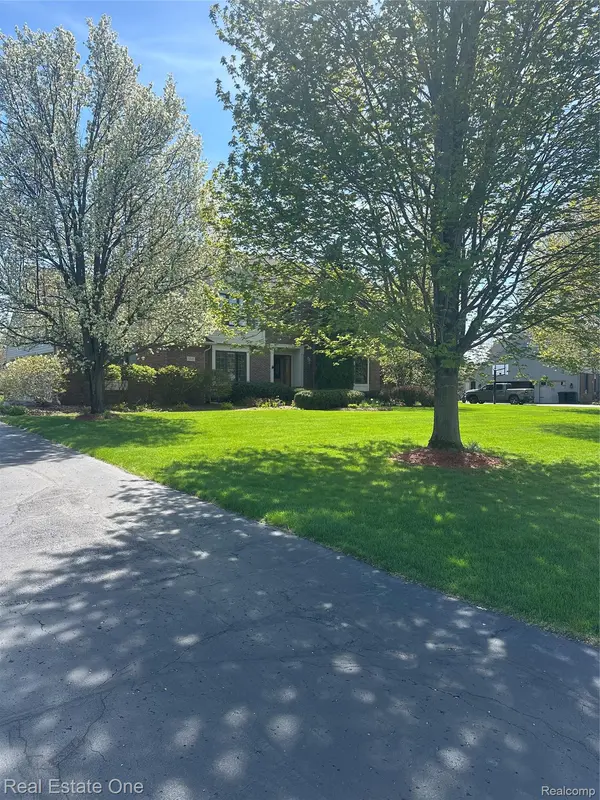 5045 Ashford RD, Independence Charter Township, MI 48348