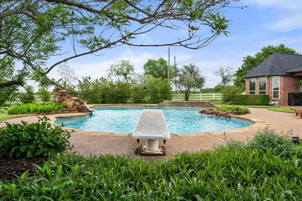 6400 Gehrig Circle, Burleson, TX 76028