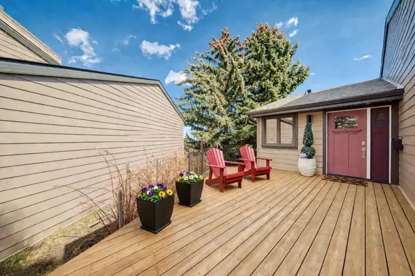 22 Coach Manor TER SW, Calgary, AB T3H 1C3