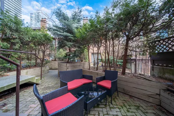 19 Dundonald ST #204, Toronto C08, ON M4Y 1K3