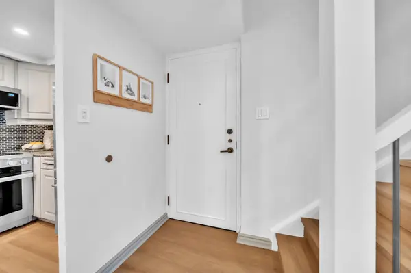 19 Dundonald ST #204, Toronto C08, ON M4Y 1K3