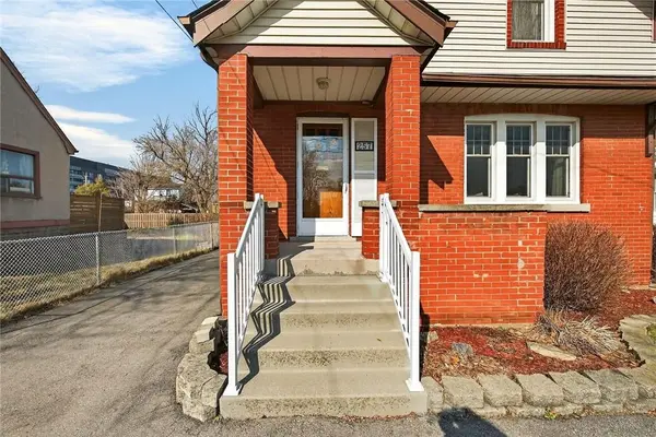 257 QUEENSDALE AVE E, Hamilton, ON L9A 1L3