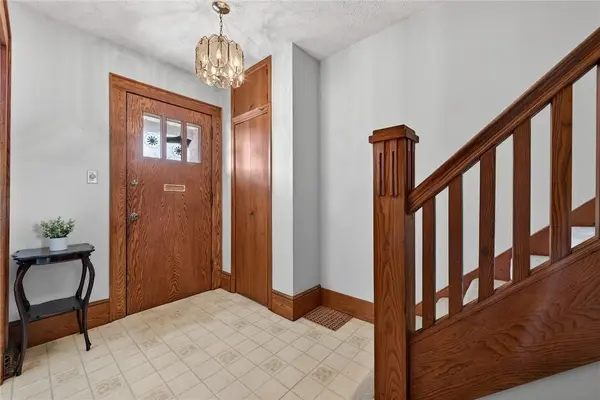 257 QUEENSDALE AVE E, Hamilton, ON L9A 1L3