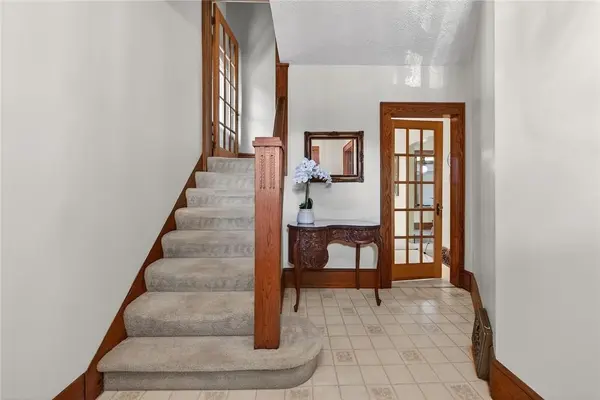 257 QUEENSDALE AVE E, Hamilton, ON L9A 1L3