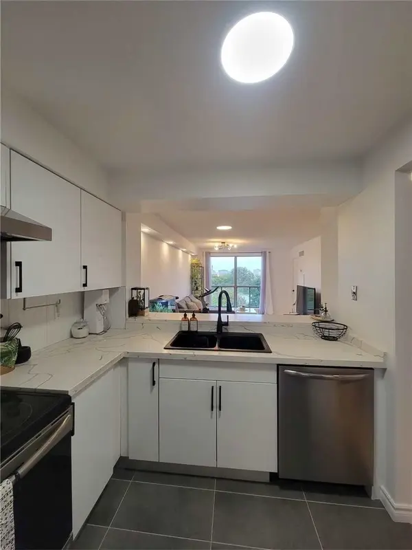 298 Jarvis ST #704, Toronto C08, ON M5B 2M4