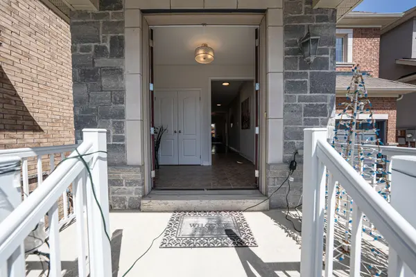 223 Emma Broadbent CT, Newmarket, ON L3X 3K8