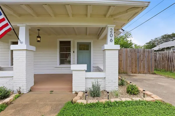 206 S Pendell Avenue, Cleburne, TX 76033