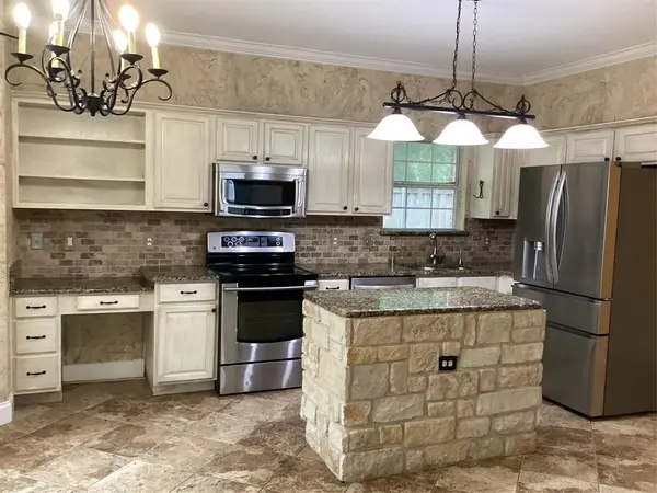 7774 Park Downs Drive, Fort Worth, TX 76137