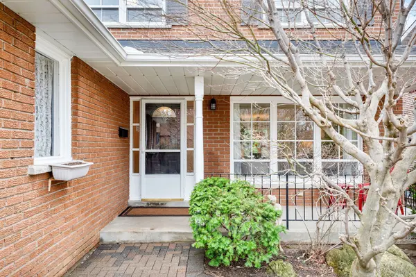 16 Shadberry DR, Toronto C15, ON M2H 3C8