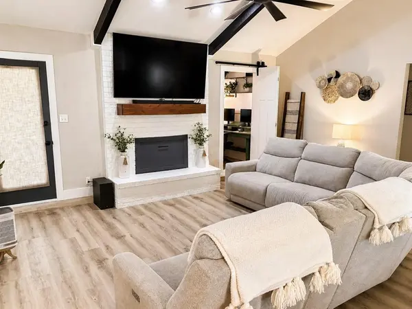 848 W Lynn Creek Drive, Arlington, TX 76001