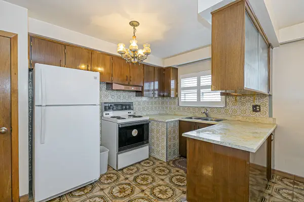 125 Shoreham DR, Toronto W05, ON M3N 1S8