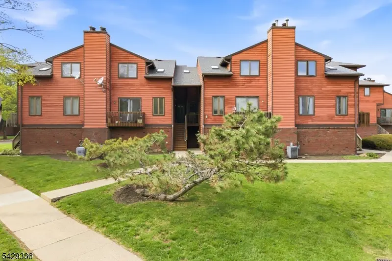 212 Village Cmns, Raritan Twp., NJ 08822