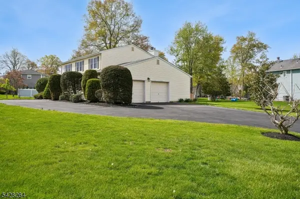 17 Fox Run Dr, East Hanover Twp., NJ 07936