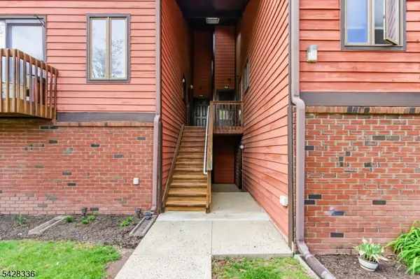 212 Village Cmns, Raritan Twp., NJ 08822