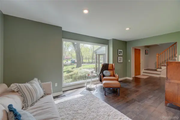 19341 Devonshire ST, Beverly Hills Village, MI 48025