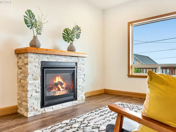 423 CHINOOK AVE, Astoria, OR 97103