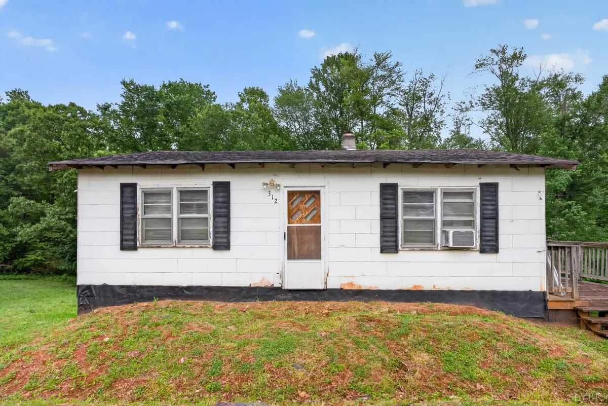 312 Chaney LN, Gretna, VA 24557
