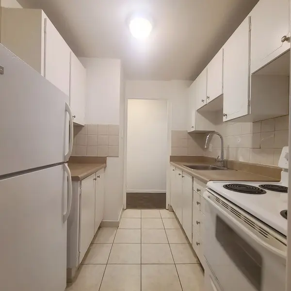 570 Eglinton AVE W #4, Toronto C03, ON M5N 1B7