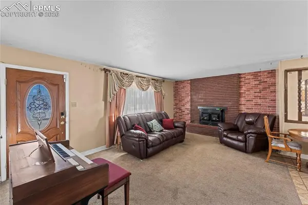 61 Radcliff LN, Pueblo, CO 81005