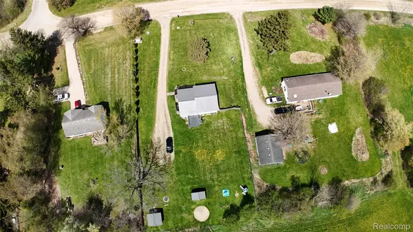 2128 Greenwood RD, Lapeer Township, MI 48446