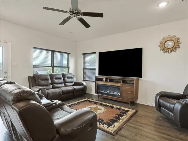 1556 Woodlake Drive, Waxahachie, TX 75165