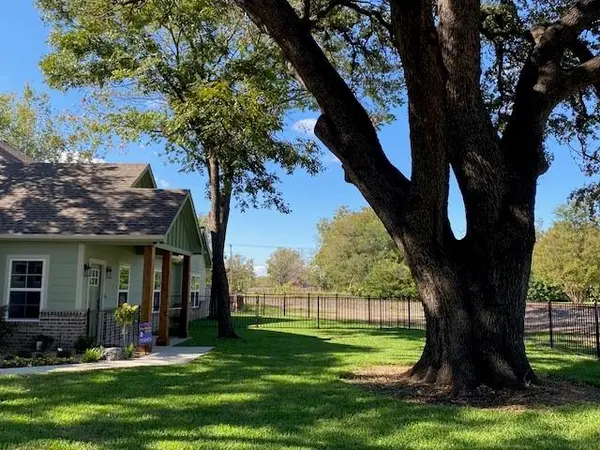 403 6TH Street #B, Midlothian, TX 76065