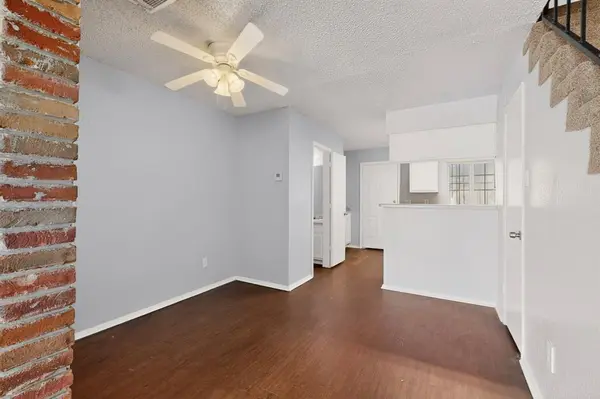 9467 Olde Towne Row, Dallas, TX 75227