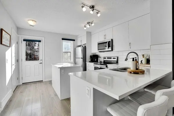 128 Cranbrook SQ SE, Calgary, AB T3M 3E3