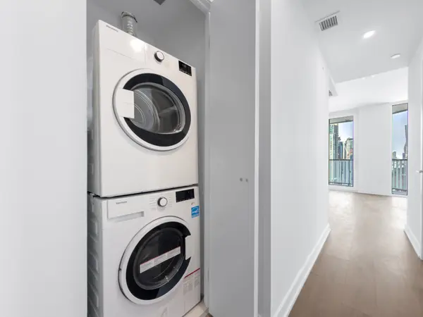 1 Fairview RD #2608, Mississauga, ON L5A 0B4