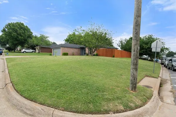 653 Ozark Avenue, Burleson, TX 76028