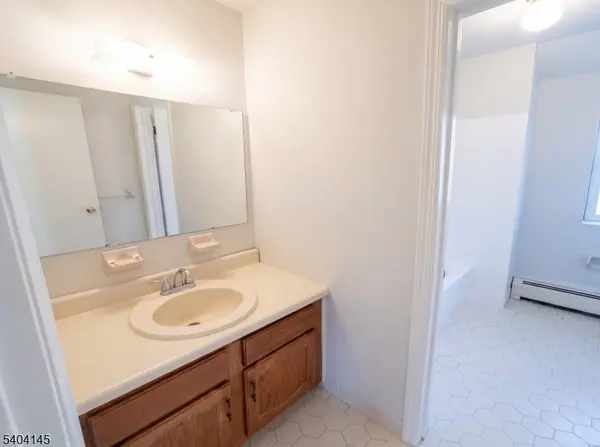 16 Knob Hill Rd, Washington Twp., NJ 07840