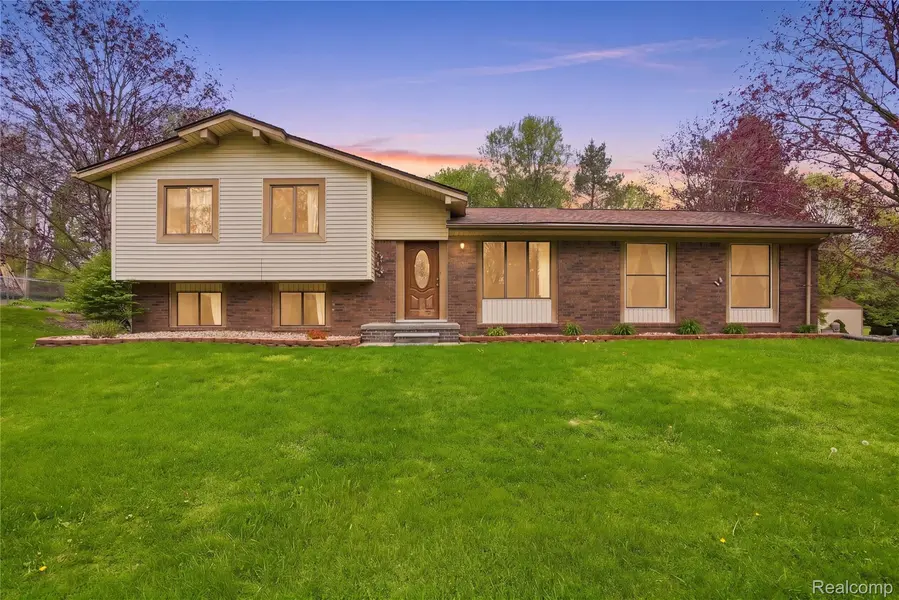 1525 E Dawson RD, Milford Charter Township, MI 48381