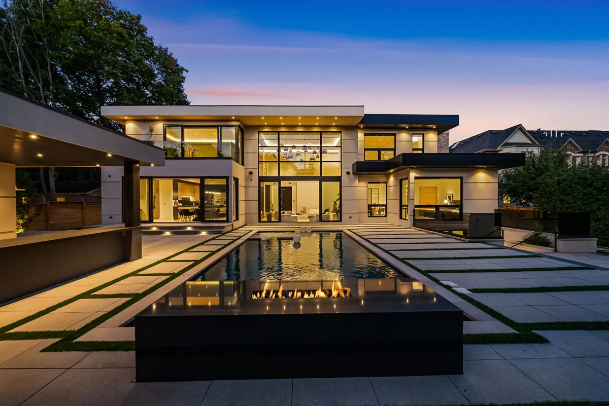 32 Laureleaf RD, Markham, ON L3T 2X5