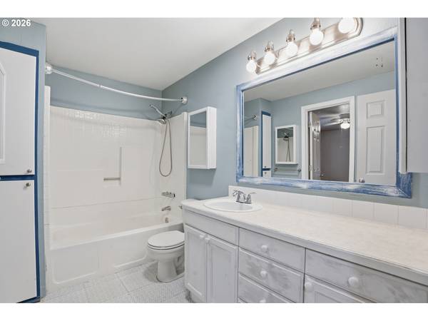 2400 SE HAYWARD WAY, Milwaukie, OR 97267