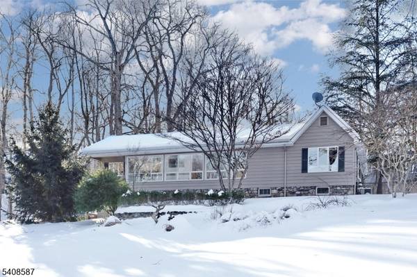 28 Bear Mountain Rd, Ringwood Boro, NJ 07456