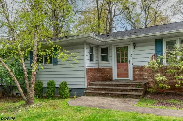 19 Floral Rd, Raritan Twp., NJ 08822