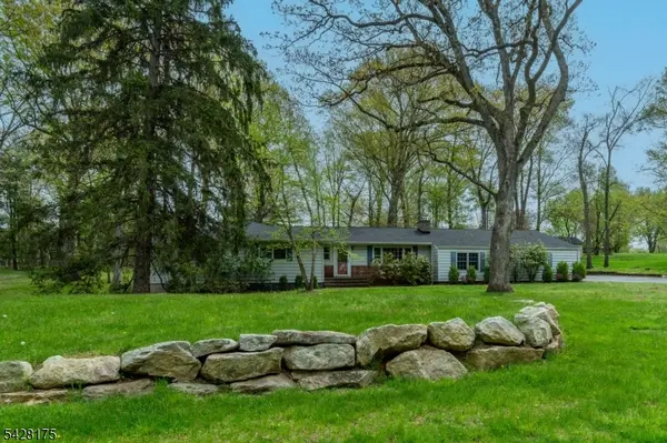 19 Floral Rd, Raritan Twp., NJ 08822
