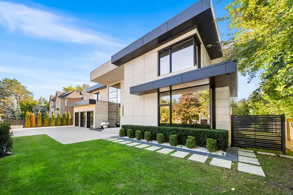 32 Laureleaf RD, Markham, ON L3T 2X5