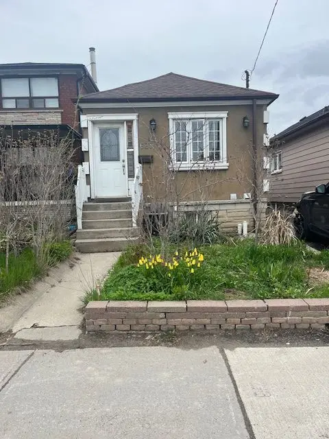 627 Caledonia RD, Toronto W04, ON M6E 4V7