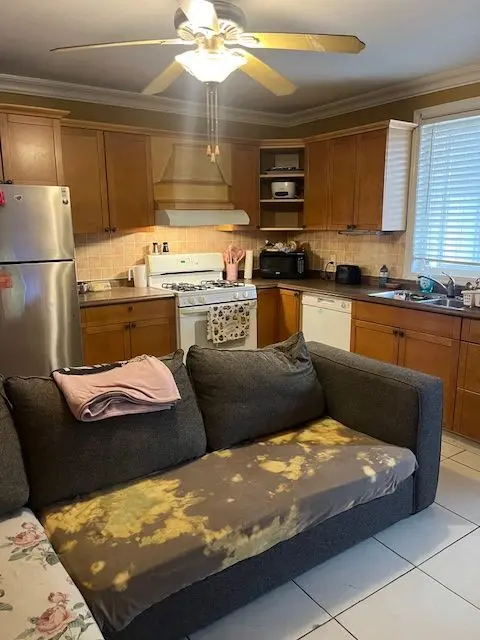 627 Caledonia RD, Toronto W04, ON M6E 4V7