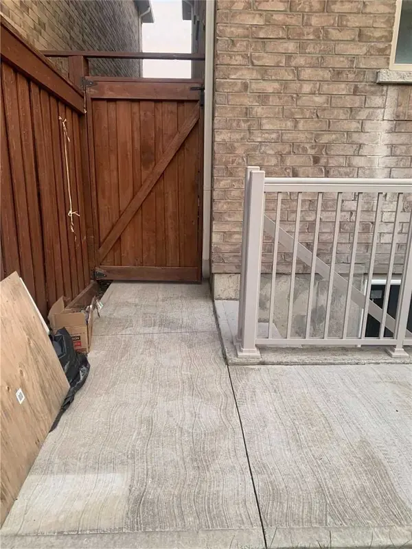 12 Bilby ST, Brampton, ON L7A 4K3