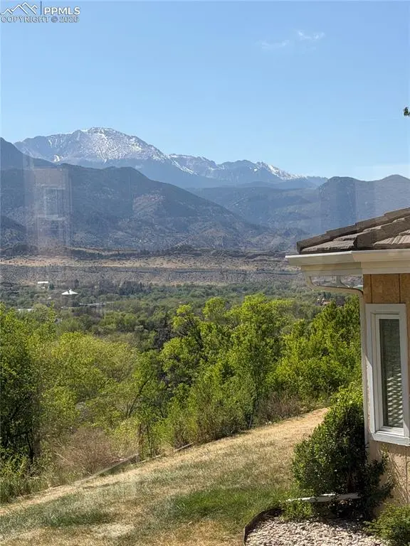 536 Observatory DR, Colorado Springs, CO 80904