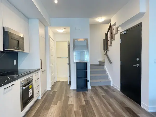 851 Sheppard AVE W #19, Toronto C06, ON M3H 0G2