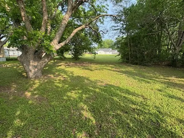 727 E 3RD Street, Mcgregor, TX 76657