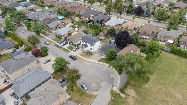 37 Brome RD, Toronto W04, ON M6L 1T5