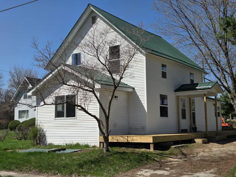 120 Center ST, Belvidere Twp, MI 48886