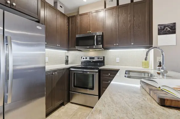 1135 Royal York RD #205, Toronto W08, ON M9A 0C3